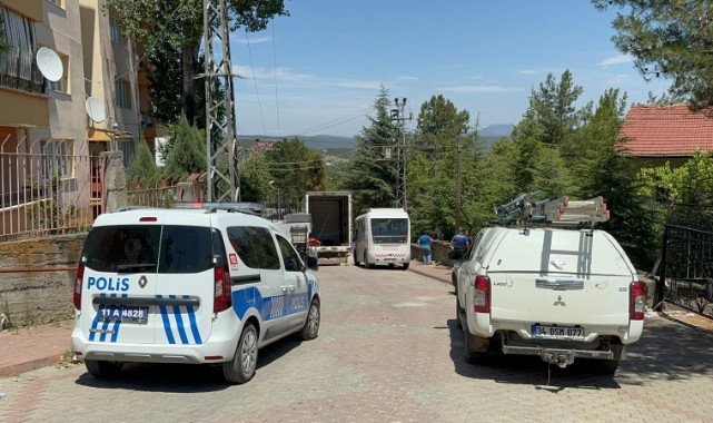 Nakliye firmasının asansörü elektrik tellerine değince 2 kişi yaralandı