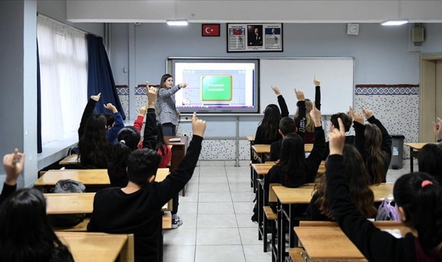 Öğretmenlerin bu yıl ikinci kez yer değiştirme başvuruları başlıyor