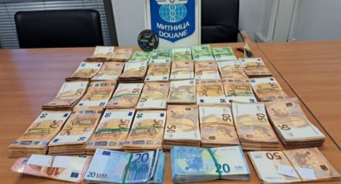 Otobüsün yatak kısmına saklanan euro ve dolar ele geçirildi