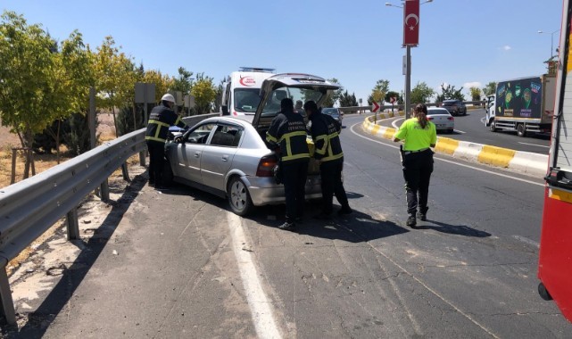 Otomobil demir bariyerlere çarptı: 6 yaralı