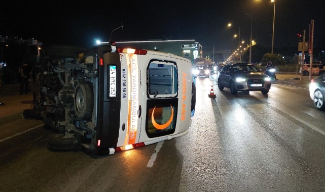 Otomobil ile ambulans çarpıştı: 3 yaralı