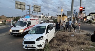 Otomobil ile hafif ticari araç çarpıştı: 5 yaralı