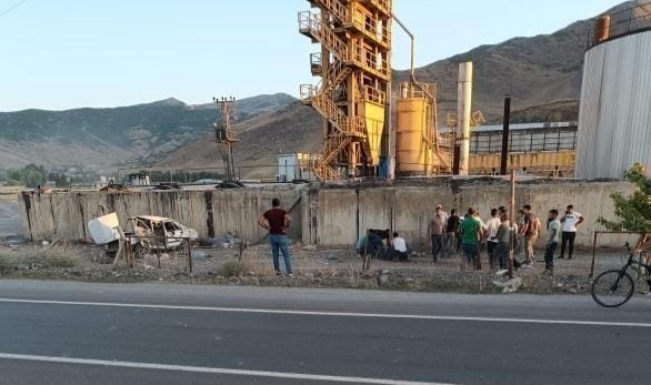 Otomobil istinat duvarına çarptı: 7 yaralı