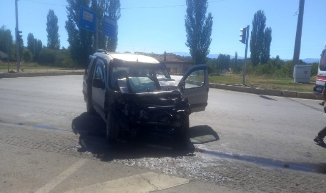 Otomobil kamyona arkadan çarptı: 2 ölü, 1 yaralı