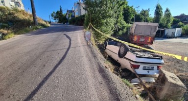 Otomobil şarampole devrildi: 2 yaralı