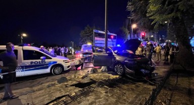 Otomobil sürücüsü önce minibüse, ardından yayaya çarptı
