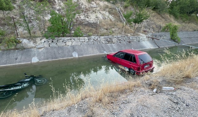 Otomobil ve motosiklet sulama kanalına uçtu