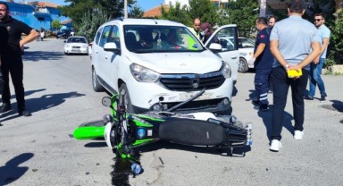 Otomobille motosiklet çarpıştı: 2 yaralı