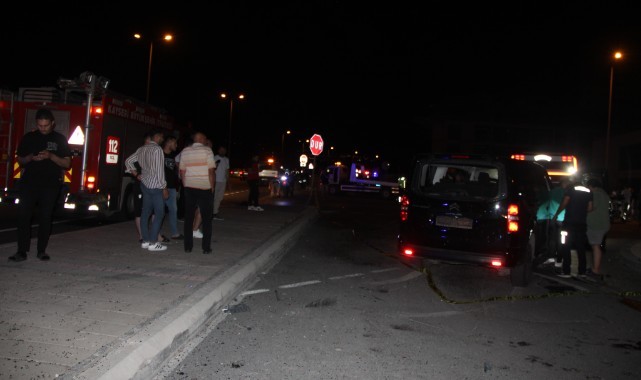 Otomobiller çarpıştı, park halindeki araçlar zarar gördü: 4 yaralı