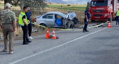 Otomobiller kafa kafaya çarpıştı: 2 ölü, 1 yaralı