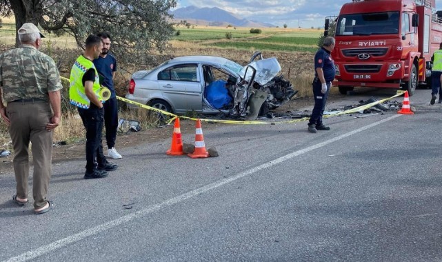Otomobiller kafa kafaya çarpıştı: 2 ölü, 1 yaralı
