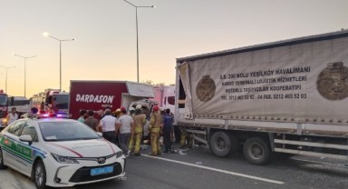 Otoyolda 2 tır ile 1 kamyonet birbirine girdi: 3 yaralı