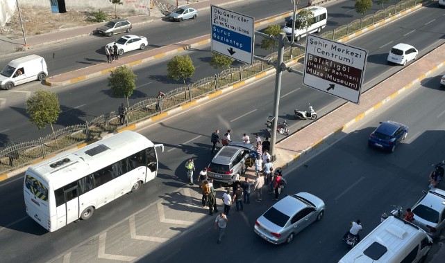 Şanlıurfa merkezde araç refüje çarptı! 6 yaralı