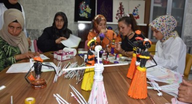 Siverek'te kadınların eliyle gazete sayfaları sanat dönüşüyor