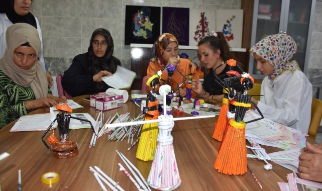 Siverek'te kadınların eliyle gazete sayfaları sanat dönüşüyor