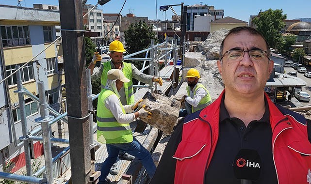 Tarihi Ulu Cami'de taşlar sökülüyor