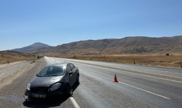Tekeri patlayan otomobil su kanalına düştü