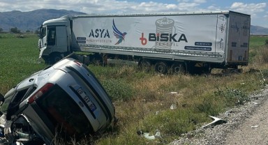 Tır ile otomobil çarpıştı! Kazada bir aile yok oldu