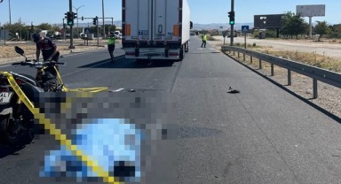Tıra çarpan motosiklet sürücüsü hayatını kaybetti