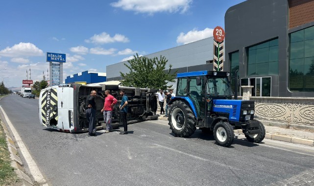 Tırla çarpışan minibüs devrildi