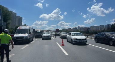 Tur otobüsü kamyona çarptı: 2'si çocuk 8 yaralı