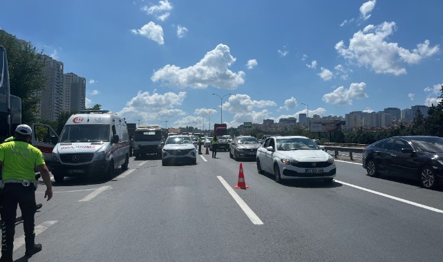 Tur otobüsü kamyona çarptı: 2'si çocuk 8 yaralı