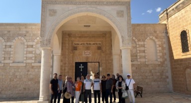Urfa'dan Mardin'e giderek yurtlarda kalan emekli vatandaş tarihi yerleri gezdi