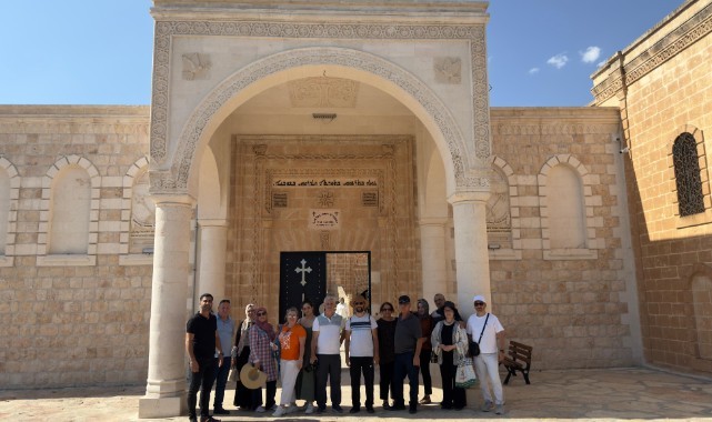 Urfa'dan Mardin'e giderek yurtlarda kalan emekli vatandaş tarihi yerleri gezdi