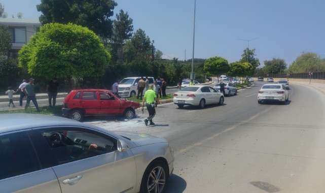Van'da iki otomobil çarpıştı: 2 yaralı