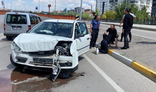 Virajı alamayan otomobil karşı şeride geçti