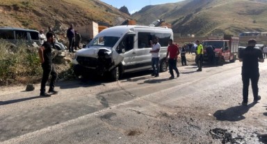Yolcu minibüsü ile hafif ticari araç çarpıştı: 2'si ağır 7 yaralı