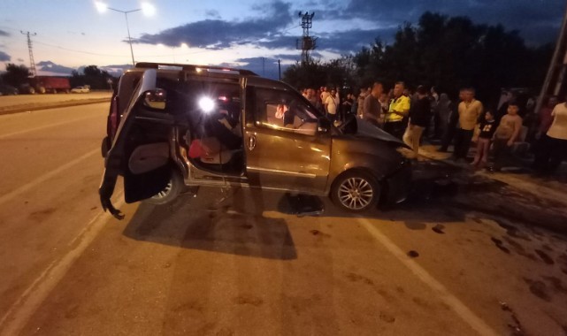 Yolcu otobüsü ile hafif ticari araç çarpıştı: 3 yaralı