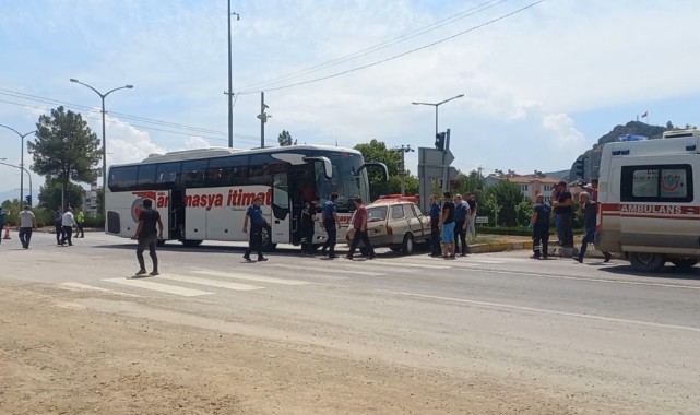 Yolcu otobüsü ile otomobil çarpıştı: 1 yaralı