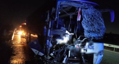 Yolcu otobüsü kamyona çarptı: 1 ölü, 14 yaralı