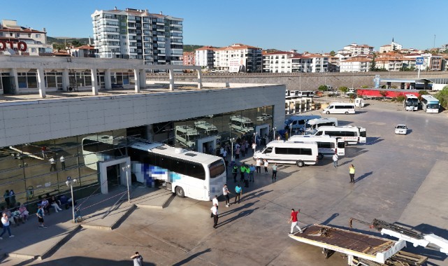 Yolcu otobüsü otogara daldı: 3 yolcu yaralandı