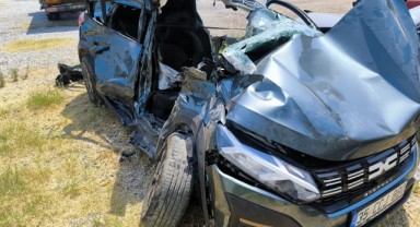 Yolcu treni hemzemin geçitte otomobile çarptı: 3 ölü