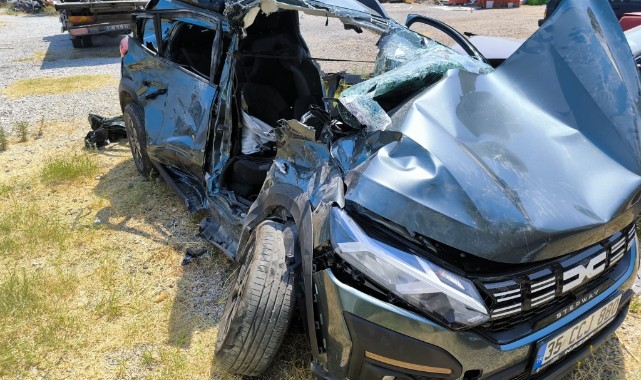 Yolcu treni hemzemin geçitte otomobile çarptı: 3 ölü