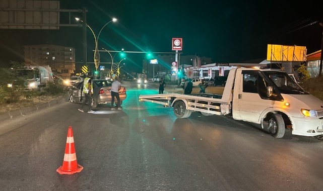 Yüksekova’da otomobil direğe çarptı: 4 yaralı