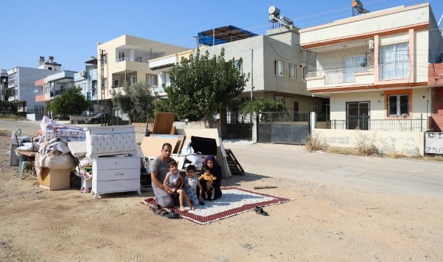2’si engelli 4 çocuğuyla sokağa atılan kadın perişan oldu