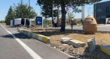 Ağaca çarpan otomobil devrildi: 1 ağır 5 yaralı
