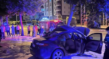 Ağaca çarpan otomobilde bulunan 2 kişi can verdi