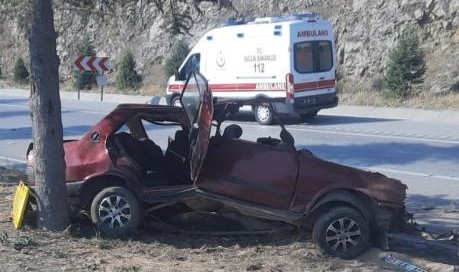Ağaca çarpıp hurdaya dönen araçtan cesedi çıktı!