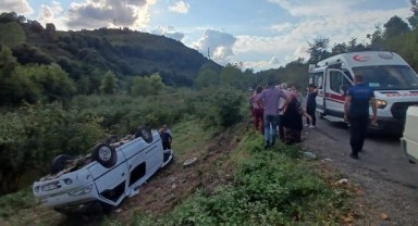 Alaplı'da hafif ticari araç takla attı: 2 yaralı