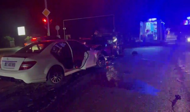 Alkollü sürücü kırmızı ışıkta bekleyen araçların arasına daldı