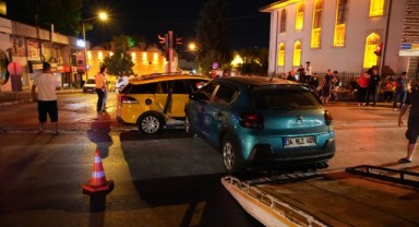 Alkollü taksi sürücüsü ile otomobil çarpıştı: 1 yaralı