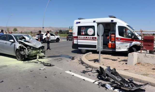 Ambulansla otomobil çarpıştı: 6 yaralı