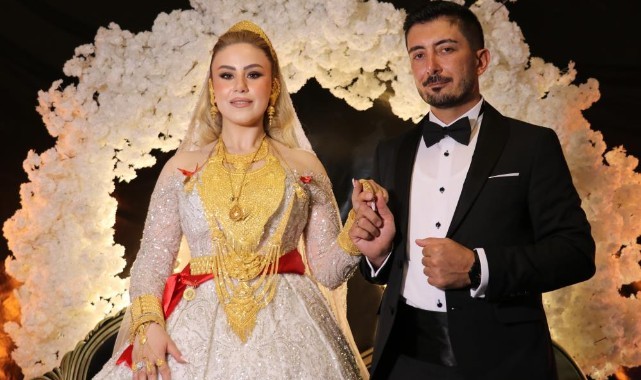 Aşiret düğününde gelin ve damada kilolarca altın ve para takıldı