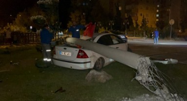 Aydınlatma direğine çarpan otomobildeki 3 kişi yaralandı