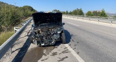 Bariyerlere çarpan otomobilde ikisi çocuk 4 kişi yaralandı