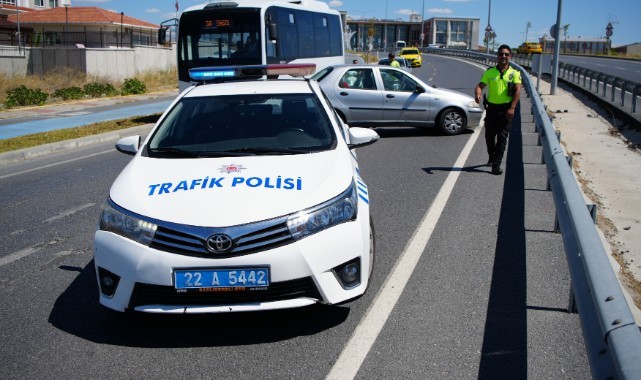 Bariyerlere çarpan otomobildeki 2 kişi yaralandı